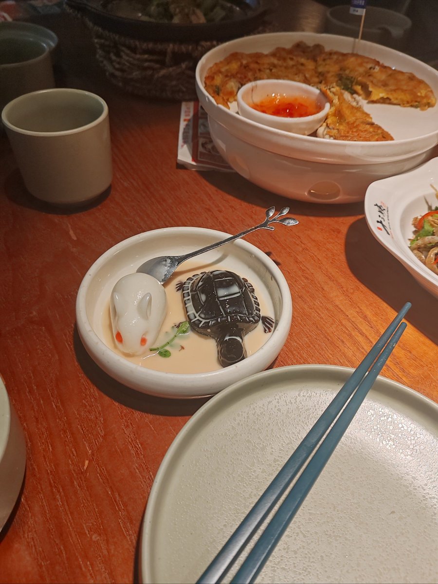 LOREENFARNvck7's tweet photo. 深夜食堂暖到胃，清粥小菜伴晚风，孤独也有归处。 https://t.co/oUI8VJu67d