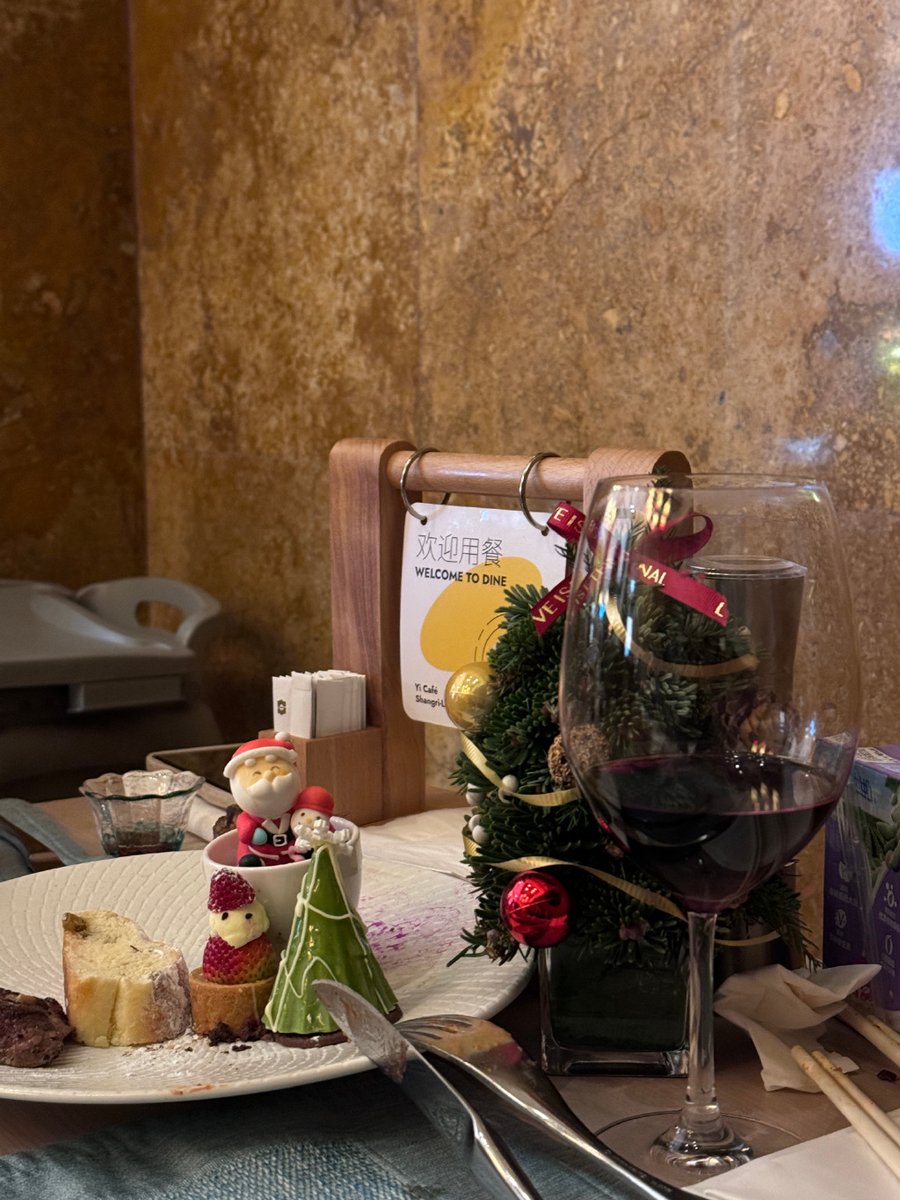 Earnestineaaf's tweet photo. Nuestro menú especial de Navidad ya está aquí! Jamón ibérico, turrón artesanal y vino tinto reservado para estas fiestas. Reserva tu mesa hoy https://t.co/wvVTy9EKt6