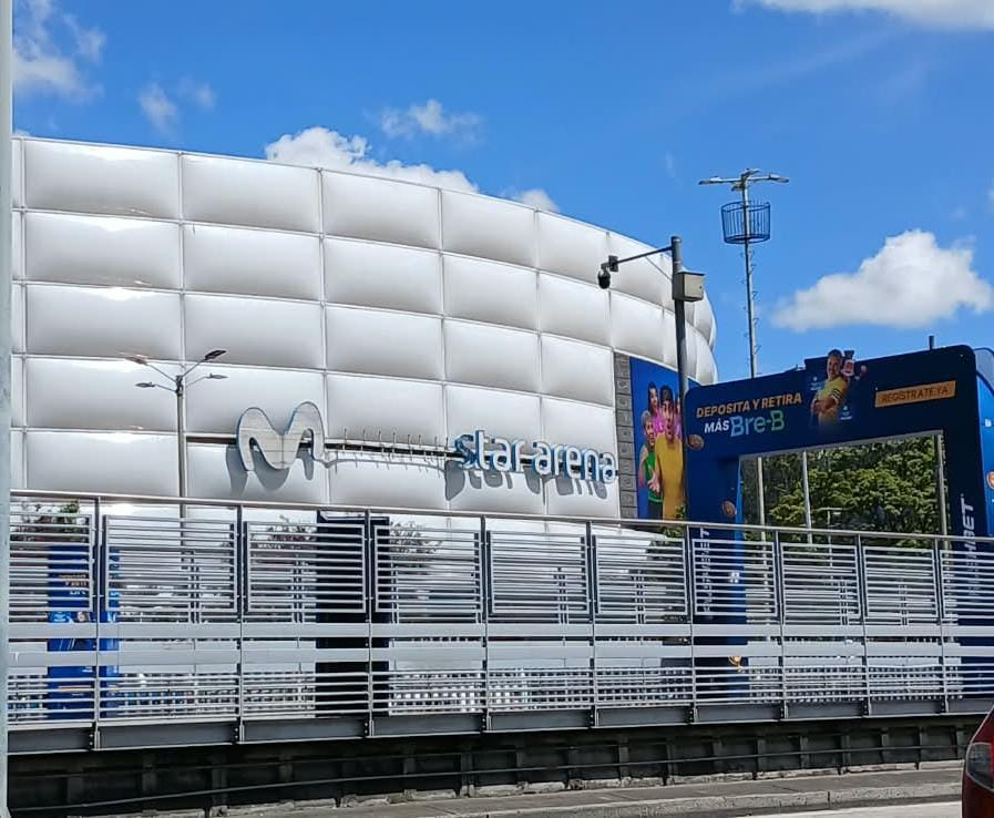 ELTIEMPO's tweet photo. 👋🏾A esta hora, desmontan el nombre del Movistar Arena de Bogotá . 

BeatHub Entertainment abrió una convocatoria para que las marcas interesadas presenten sus propuestas para quedarse con el nuevo nombre del escenario.

📸: Laura Lesmes https://t.co/kF6ZzFZDPZ