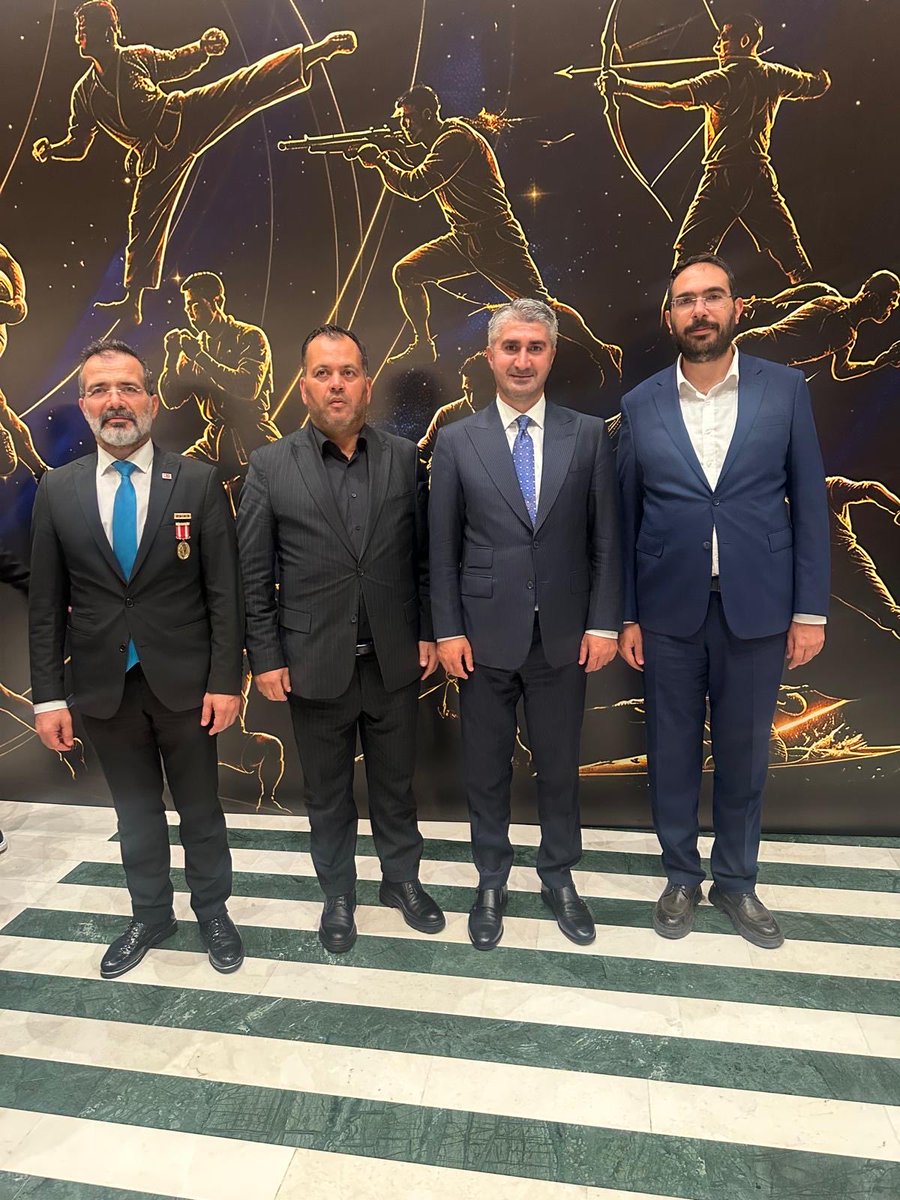 VatanGaziSehitD's tweet photo. Dernek Başkanımız ve Gazilerimiz Cumhurbaşkanlığı külliyesinde Ülke Tv 10.Spor ödülleri Programına katılım sağladılar.

Programa davetlerinden dolayı moderatör Ömer ÖNDER beyfendiye teşekkür ederiz.

@rterdogan @hasandogan @mahinurozdemir @hulusiakar38 @ztarikdaroglu https://t.co/76dZtncQVA
