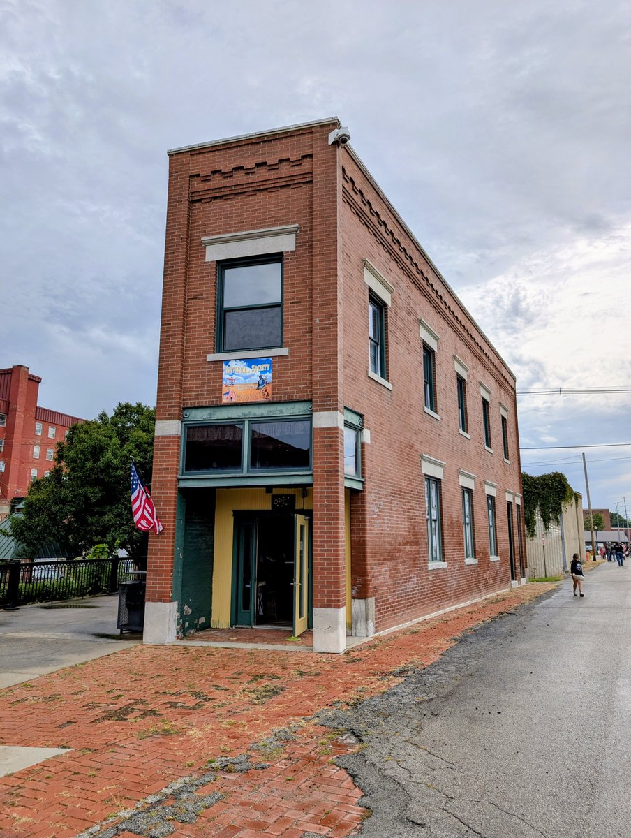 Adventuringgal's tweet photo. @OldWorldAnew Gotta get more updates in but there's fab historic architecture in all my stops so far -- Crawford county/Pittsburg, KCK, and Chanute! And hitting some more spots next couple days. Below is the Flatiron building in Chanute, that now houses the Historical Museum ☺️ https://t.co/mTTVnvQvwA