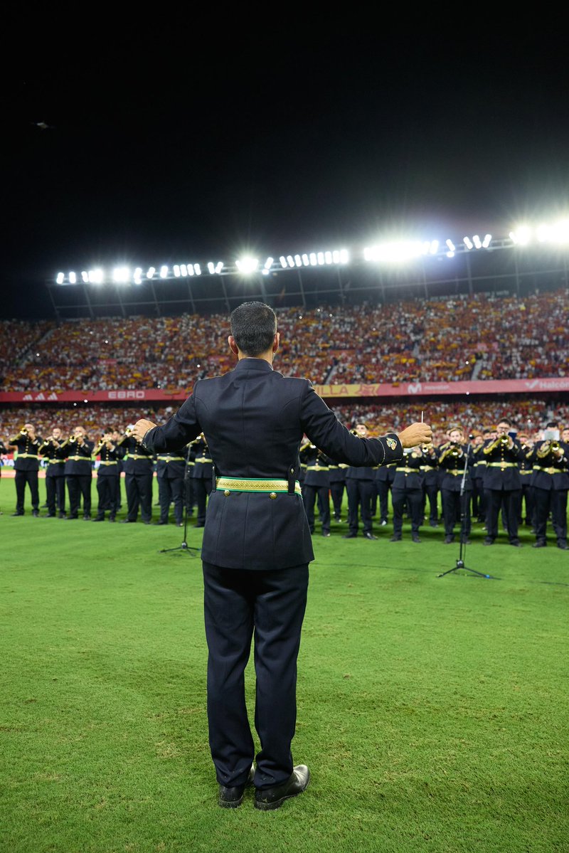 SevillaFC's tweet photo. 🎷 Un auténtico placer recibiros en nuestra casa @BandaCenturia y que hayáis enseñado cómo suena Sevilla a toda España 🥹🇪🇸 https://t.co/pfTCcJ89SM