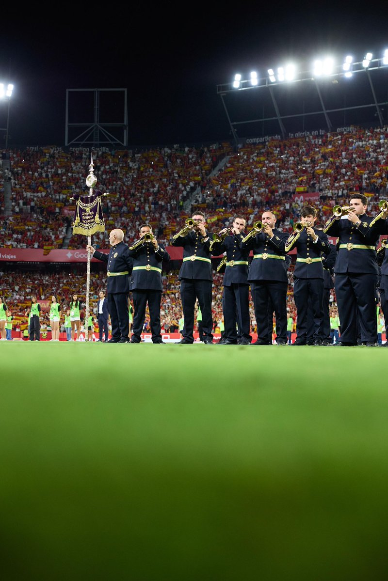 SevillaFC's tweet photo. 🎷 Un auténtico placer recibiros en nuestra casa @BandaCenturia y que hayáis enseñado cómo suena Sevilla a toda España 🥹🇪🇸 https://t.co/pfTCcJ89SM