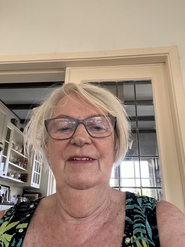 PaparazziBarLou's tweet photo. 57 year old USA 🇺🇸 single mom🥰🥰💕 https://t.co/1Gukfx40lA