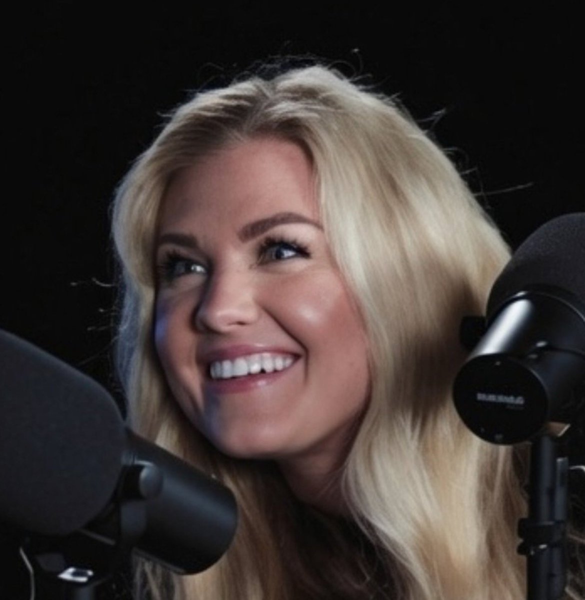 KingOffX_'s tweet photo. Erika endured a year of relentless harassment and kept smiling.

Candace got ONE DAY of the same heat she throws at others, and absolutely melting down. https://t.co/YQMV1JnpUK