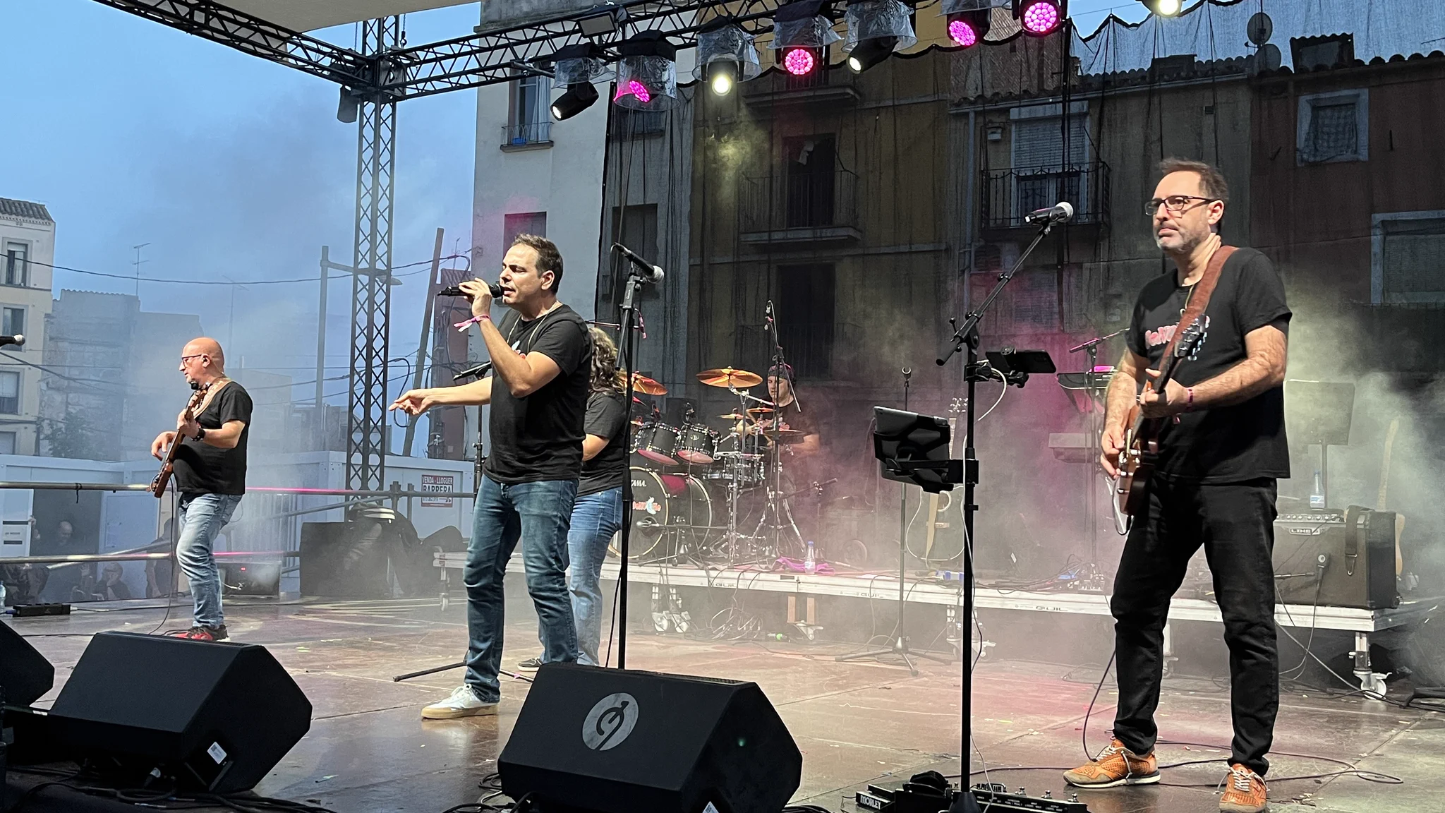 DeNoche ha renovat el reportori de grans èxits i cançons d'artistes i bandes d'actualitat.