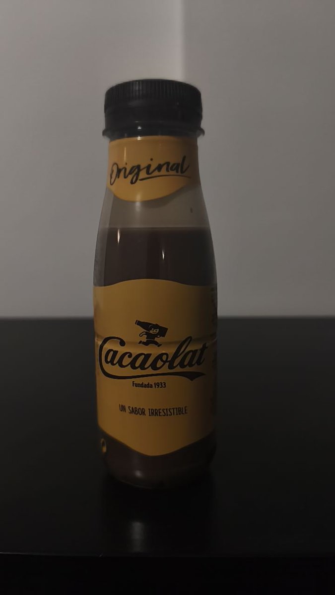 Darius_1011's tweet photo. Mi amado, mi protegido, la luz de mis ojos, mi razón de vida, mi antojo, lo que hace que me salte la dieta, tan obsesionado que tuve que beber antes de sacar la foto, mis ganas, mi propósito, mi todo, en fin, Cacaolat. https://t.co/6lVLTHMonY