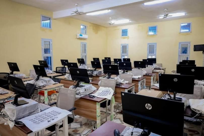 Halima_12gd's tweet photo. C'est officiel, Moundou est désormais plus connecté que jamais ! 
​Salle de formation, cybercafé, bureaux... le Centre Multimédia de l'ADETIC est prêt pour la population.
​#Moundou #Tchad #ADETIC https://t.co/icl9L0hcds