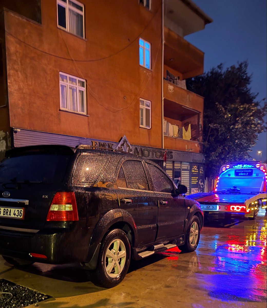 basakzeren's tweet photo. Senaryo güzeldi bizde çektirdik. 50k param tamircinin önünde yatıyor 🤦🏻‍♀️ https://t.co/Tuj5rrMm6R