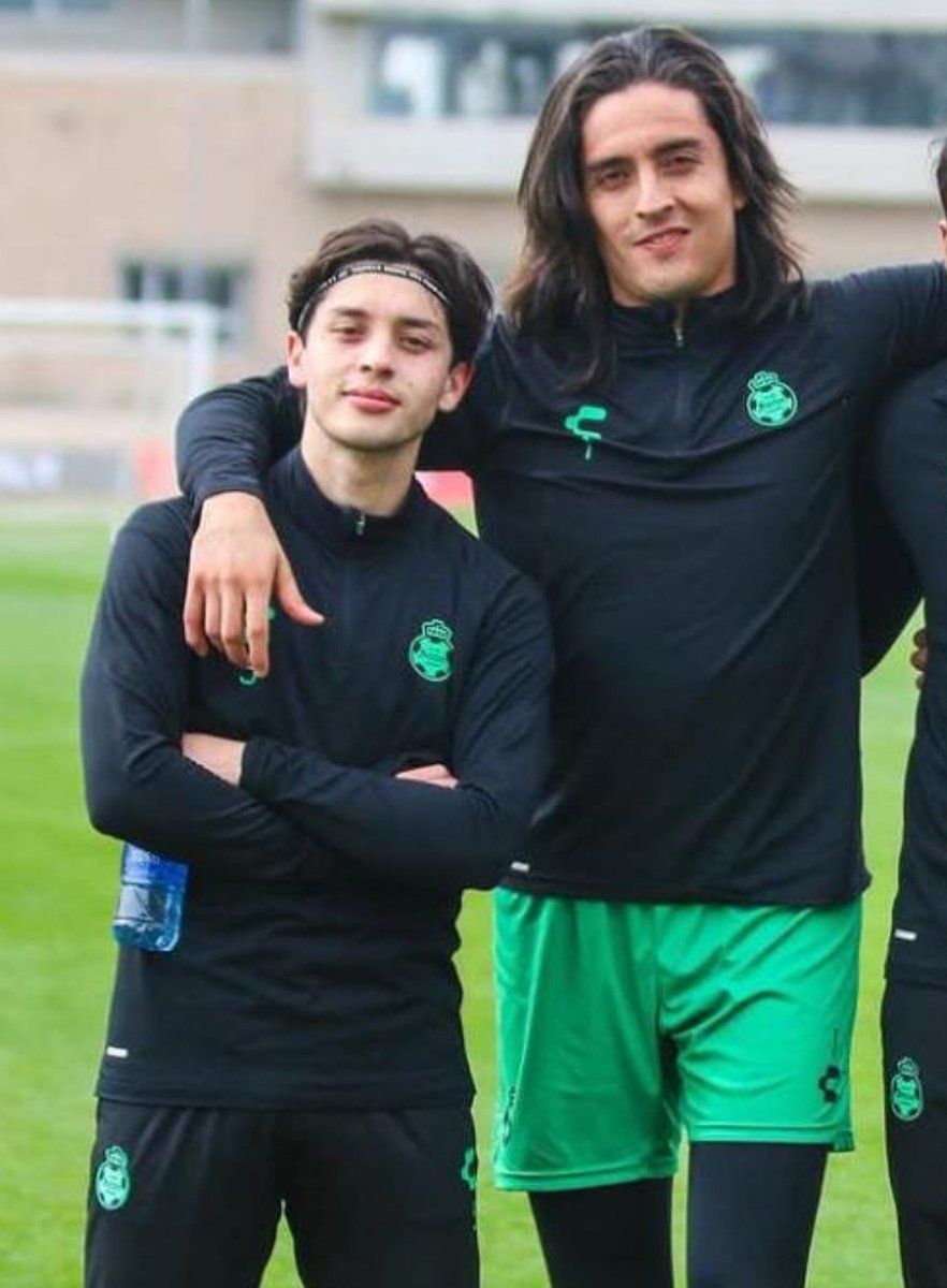 dancarrillito's tweet photo. "Jordan Carrillo full black, con el escudo verde de santos, peinado de librito, con bandita, cruzado de brazos y con cara de mamon"

mi hijo: presente https://t.co/CxSHXoJTTD