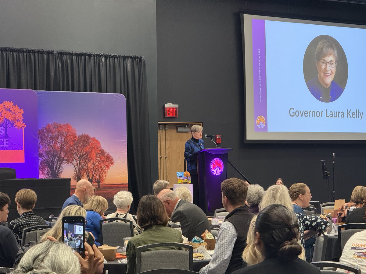 KHIorg's tweet photo. Special thanks to Governor Laura Kelly for joining us for the second annual Governor's Conference on Aging and for presenting Kathy Greenlee with the inaugural Kathy Greenlee Award for Public Service to Older Kansans.
#AgingWell #AgeFriendlyKansas #PublicHealth #KansasConference #HealthyAging #Caregiving #KSAgingConference26 #KansasAgingConference26 @KU_AHEC @DCFKansas @KDHE @leadingageks @JoCoAHS