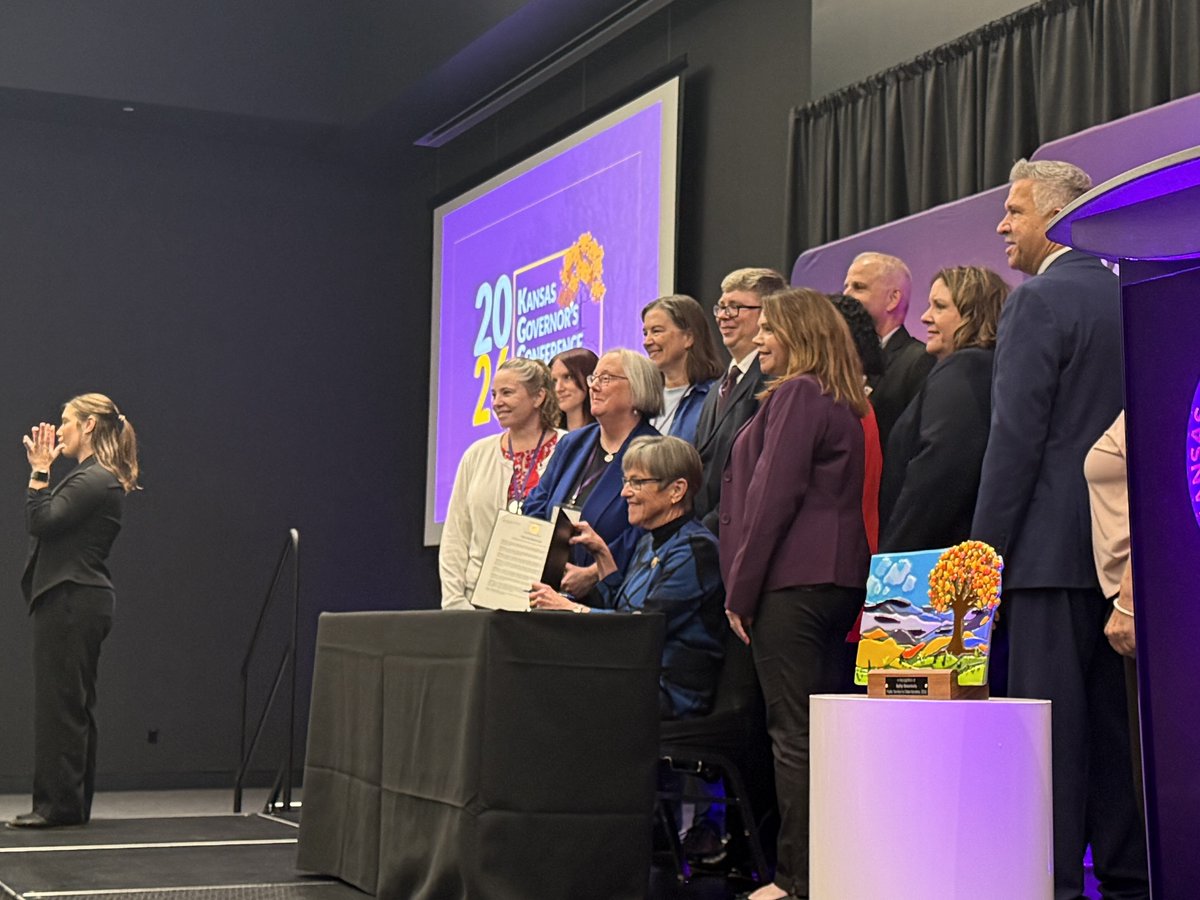 KHIorg's tweet photo. Special thanks to Governor Laura Kelly for joining us for the second annual Governor's Conference on Aging and for presenting Kathy Greenlee with the inaugural Kathy Greenlee Award for Public Service to Older Kansans.
#AgingWell #AgeFriendlyKansas #PublicHealth #KansasConference #HealthyAging #Caregiving #KSAgingConference26 #KansasAgingConference26 @KU_AHEC @DCFKansas @KDHE @leadingageks @JoCoAHS