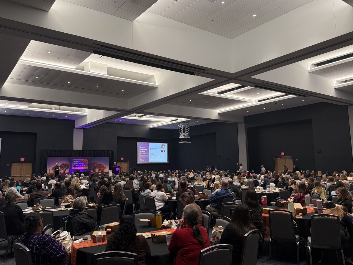 KHIorg's tweet photo. Special thanks to Governor Laura Kelly for joining us for the second annual Governor's Conference on Aging and for presenting Kathy Greenlee with the inaugural Kathy Greenlee Award for Public Service to Older Kansans.
#AgingWell #AgeFriendlyKansas #PublicHealth #KansasConference #HealthyAging #Caregiving #KSAgingConference26 #KansasAgingConference26 @KU_AHEC @DCFKansas @KDHE @leadingageks @JoCoAHS