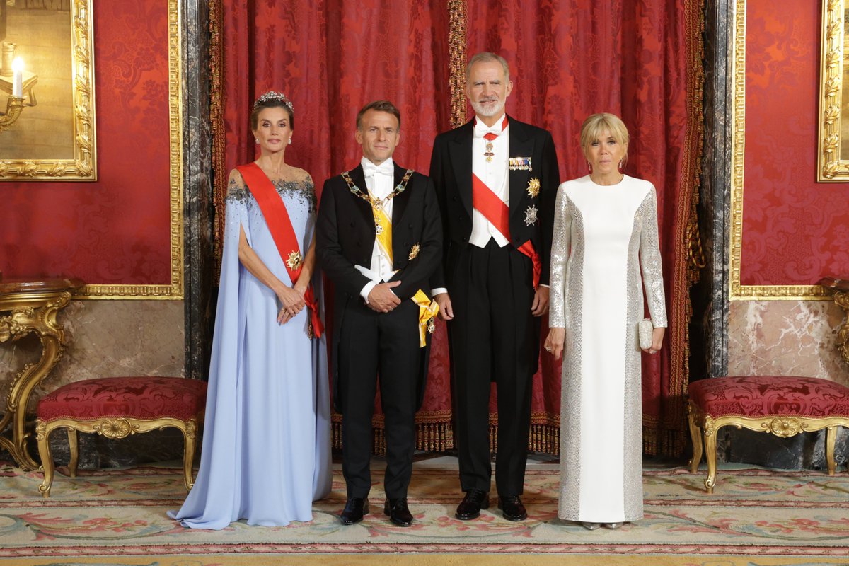 CasaReal's tweet photo. Los Reyes, junto al presidente de la República Francesa, Emmanuel Macron, y la primera dama, Brigitte Macron, en el Palacio Real de Madrid, donde tiene lugar la cena de gala.

➡️https://t.co/NEFMDLB2i9 https://t.co/ENxxpfDtQM