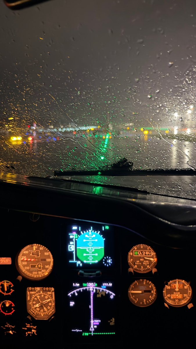 pilot_aliie's tweet photo. 🌚👨🏻‍✈️🌍🪐
زیبایی های پرواز در شب …
با اختلاف خطرناک ترین و هیجانی ترین شغل دنیا رو داریم.
#خلبان #پرواز #هواپیما #فرودگاه #شب 
#pilot #flight #captain #avition https://t.co/U6wOrdUBLI
