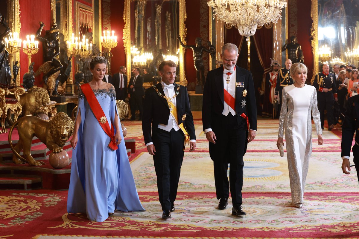 CasaReal's tweet photo. Los Reyes, junto al presidente de la República Francesa, Emmanuel Macron, y la primera dama, Brigitte Macron, en el Palacio Real de Madrid, donde tiene lugar la cena de gala.

➡️https://t.co/NEFMDLB2i9 https://t.co/ENxxpfDtQM