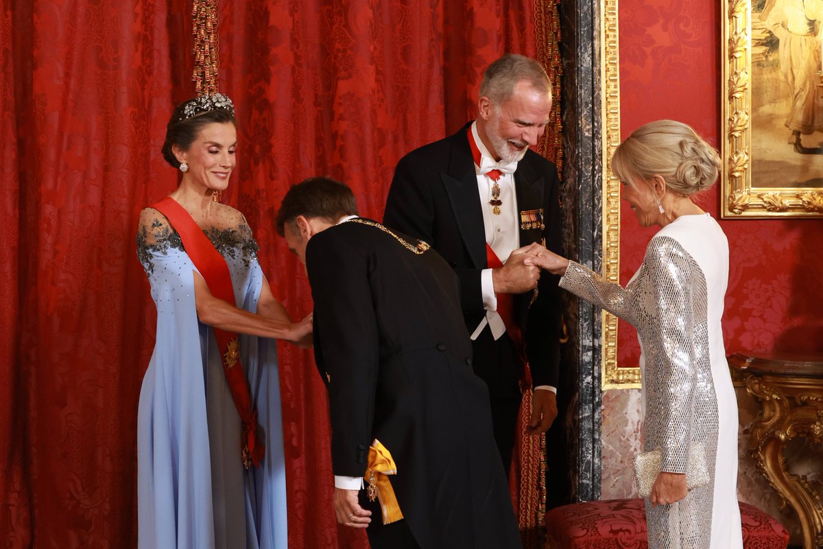 CasaReal's tweet photo. Los Reyes, junto al presidente de la República Francesa, Emmanuel Macron, y la primera dama, Brigitte Macron, en el Palacio Real de Madrid, donde tiene lugar la cena de gala.

➡️https://t.co/NEFMDLB2i9 https://t.co/ENxxpfDtQM