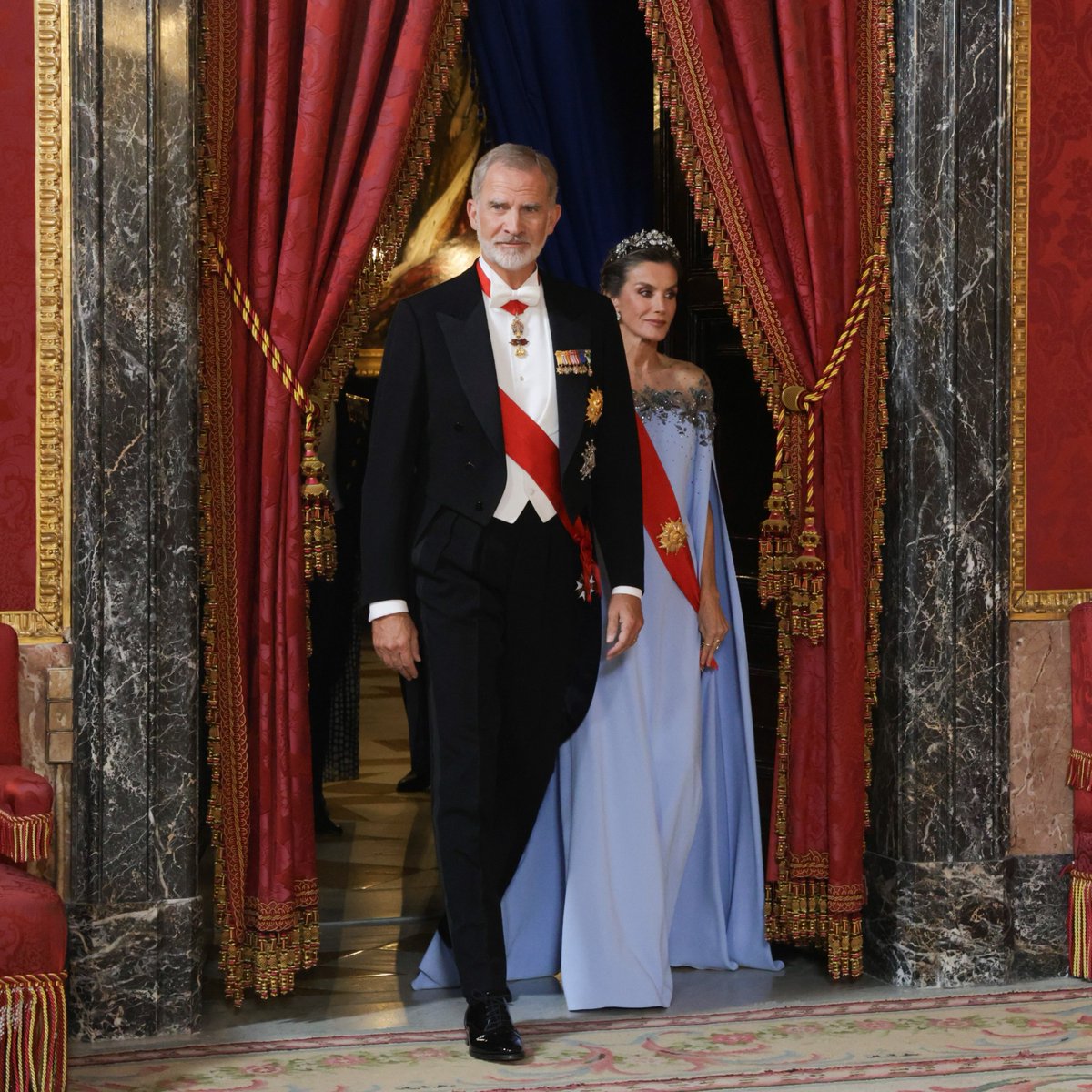 CasaReal's tweet photo. Los Reyes, junto al presidente de la República Francesa, Emmanuel Macron, y la primera dama, Brigitte Macron, en el Palacio Real de Madrid, donde tiene lugar la cena de gala.

➡️https://t.co/NEFMDLB2i9 https://t.co/ENxxpfDtQM