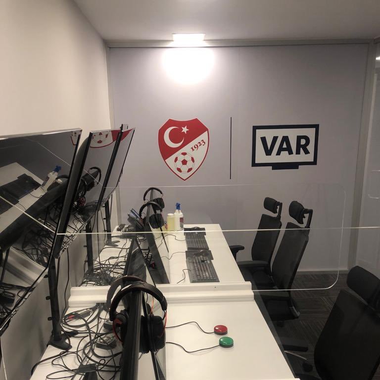 trhaber_com's tweet photo. TFF Riva Tesisleri’nde bazı dijital materyallerin silindiği iddiası…  

▪️Umut Eken’in haberine göre; Mali şube ekipleri yaklaşık 5 saattir TFF Riva Tesisleri’nde incelemelerine devam ediyor.  

▪️İlk incelemelerde, bu sabah hakem işleri departmanındaki bazı dijital materyallerin silindiği belirlendi.  

▪️Emniyet personeli silinen dijital materyalleri geri getirdi. 

▪️KOM Şube personeli, TFF departmanlarından son 1 yıldaki güvenlik kamera kayıtları, dahili yazışmalar ve log kayıtlarının dökümünü istedi.