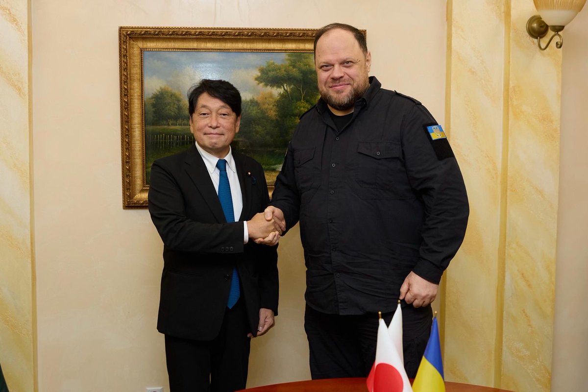 r_stefanchuk's tweet photo. Україна і Японія географічно далеко одна від одної, але сьогодні наші безпекові виклики дедалі більше пов’язані. росія намагається силою змінювати кордони й міжнародний порядок — і це загроза не лише для Європи.

Дорогою до Мадрида, де візьму участь у XII Іберо-Американському парламентському форумі, зустрівся з членом Палати представників Парламенту Японії Іцунорі Онодерою. 

Говорили про подальшу підтримку України та безпекову співпрацю. Для нас зараз один із головних пріоритетів — захист неба: системи ППО, протиракетні засоби та ракети-перехоплювачі. Окремо обговорили можливості глибшої взаємодії оборонних секторів наших держав, зокрема поєднання українського досвіду сучасної війни з технологічними спроможностями Японії. 

Подякував Японії за масштабну фінансову й гуманітарну допомогу, енергетичну підтримку, внесок у гуманітарне розмінування, медицину та відновлення. Попросив і надалі підтримувати Україну в усіх напрямах, які дозволяє японське законодавство. 

Окрема тема — санкційний тиск на росію та відповідальність за агресію. Нам важливо разом перекривати можливості росії фінансувати війну й послідовно просувати механізми відповідальності та компенсації завданих Україні збитків. 

Також говорили про нещодавній історичний візит Спікера Палати представників Японії Ейсуке Морі до України. Вдячний за цей сильний політичний сигнал і за те, що міжпарламентський діалог України та Японії стає дедалі змістовнішим. 

Нам потрібна єдність держав, які захищають міжнародне право, свободу і право народів самим визначати своє майбутнє. І в цій єдності Україна та Японія мають багато можливостей для подальшої співпраці.