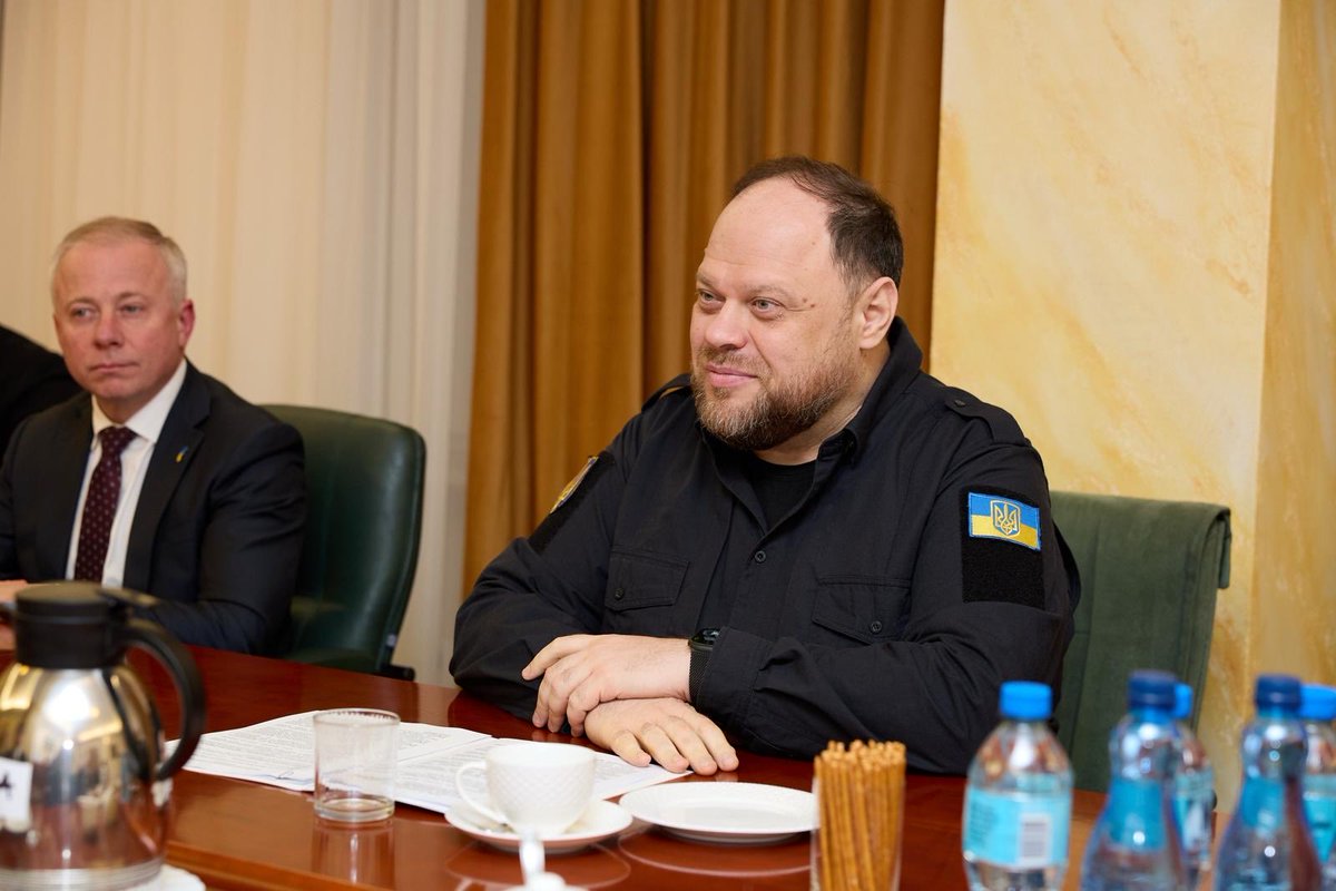 r_stefanchuk's tweet photo. Україна і Японія географічно далеко одна від одної, але сьогодні наші безпекові виклики дедалі більше пов’язані. росія намагається силою змінювати кордони й міжнародний порядок — і це загроза не лише для Європи.

Дорогою до Мадрида, де візьму участь у XII Іберо-Американському парламентському форумі, зустрівся з членом Палати представників Парламенту Японії Іцунорі Онодерою. 

Говорили про подальшу підтримку України та безпекову співпрацю. Для нас зараз один із головних пріоритетів — захист неба: системи ППО, протиракетні засоби та ракети-перехоплювачі. Окремо обговорили можливості глибшої взаємодії оборонних секторів наших держав, зокрема поєднання українського досвіду сучасної війни з технологічними спроможностями Японії. 

Подякував Японії за масштабну фінансову й гуманітарну допомогу, енергетичну підтримку, внесок у гуманітарне розмінування, медицину та відновлення. Попросив і надалі підтримувати Україну в усіх напрямах, які дозволяє японське законодавство. 

Окрема тема — санкційний тиск на росію та відповідальність за агресію. Нам важливо разом перекривати можливості росії фінансувати війну й послідовно просувати механізми відповідальності та компенсації завданих Україні збитків. 

Також говорили про нещодавній історичний візит Спікера Палати представників Японії Ейсуке Морі до України. Вдячний за цей сильний політичний сигнал і за те, що міжпарламентський діалог України та Японії стає дедалі змістовнішим. 

Нам потрібна єдність держав, які захищають міжнародне право, свободу і право народів самим визначати своє майбутнє. І в цій єдності Україна та Японія мають багато можливостей для подальшої співпраці.