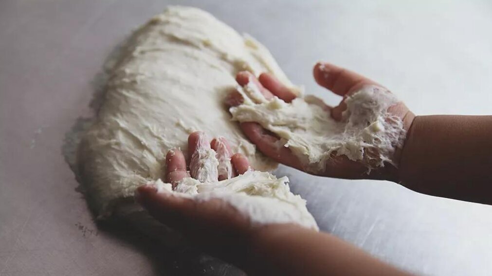 Elana859xc's tweet photo. Mira! Mi pequea cocinera hizo galletas de chocolate conmigo hoy. Risas y harina por todas partes, y lo más importante, el amor que mezclamos juntos! ， https://t.co/sESTCEqeug