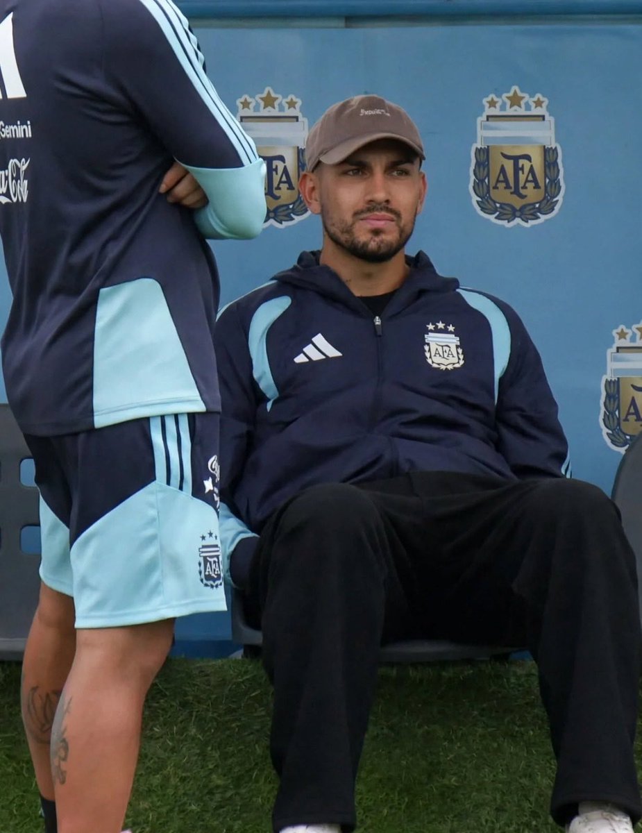 Nicoambrogi's tweet photo. Leandro Paredes presente en el entrenamiento de la Selección Argentina https://t.co/ioDNanr27E