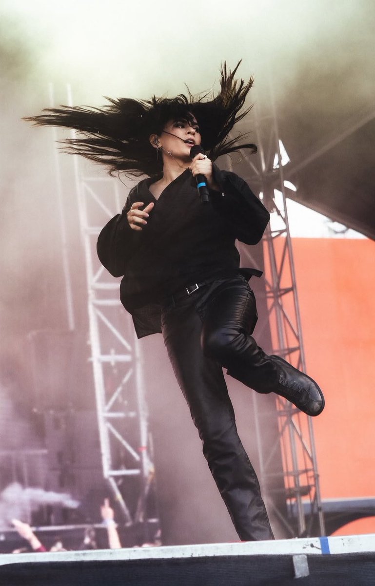 ditzydidlydee's tweet photo. she was so happy to have messy hair in the air bc she don’t care 😆😆 https://t.co/r2g4ZRapeU