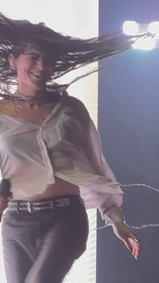 ditzydidlydee's tweet photo. she was so happy to have messy hair in the air bc she don’t care 😆😆 https://t.co/r2g4ZRapeU
