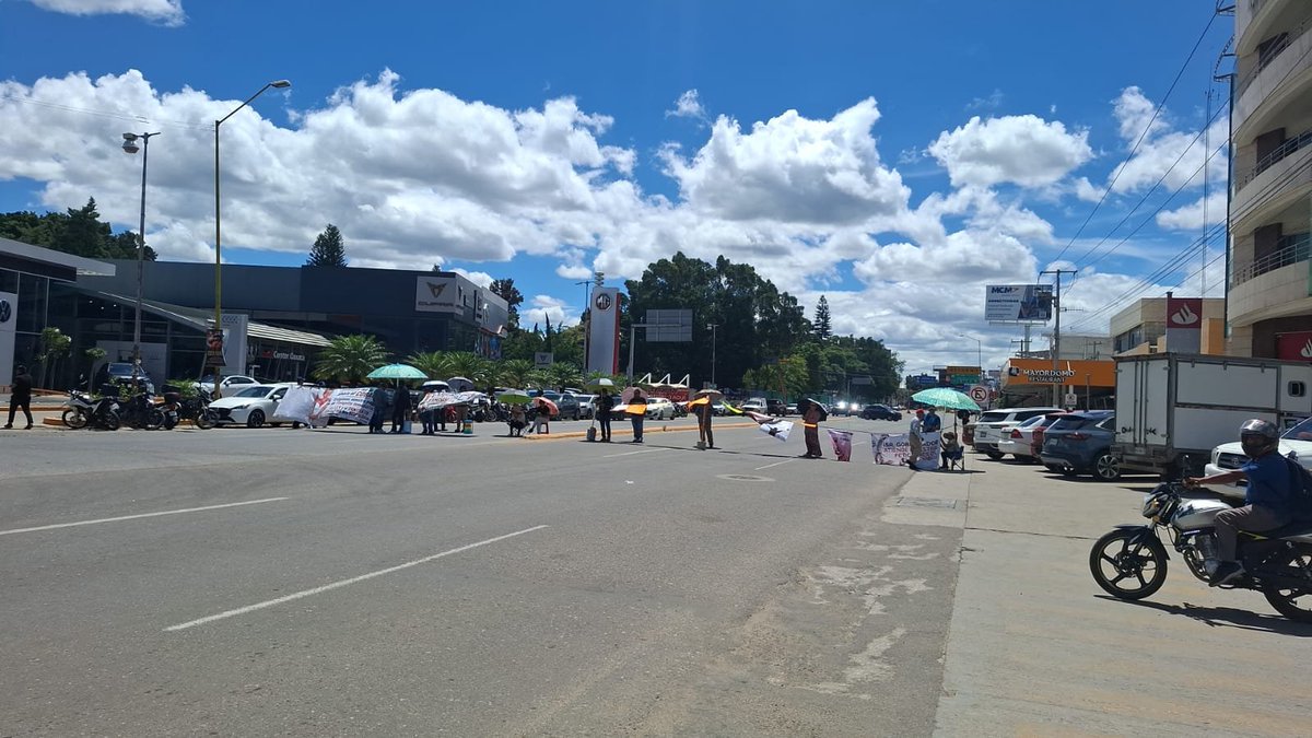 nathanoax's tweet photo. Colaboradores fallan a @salomonj. Bloqueos en Av. Universidad, ante apatía de titular de @COBAO_GobOax, con tema de jubilados. En colonias se preparan bloqueos vs @SOAPA_Oax. Y en @SSO_GobOax, recién nombrado subdirector también cobra en @IEEPOGobOax @ZonaRoja_Oaxaca @rojasayuzo https://t.co/057zOYmEFI