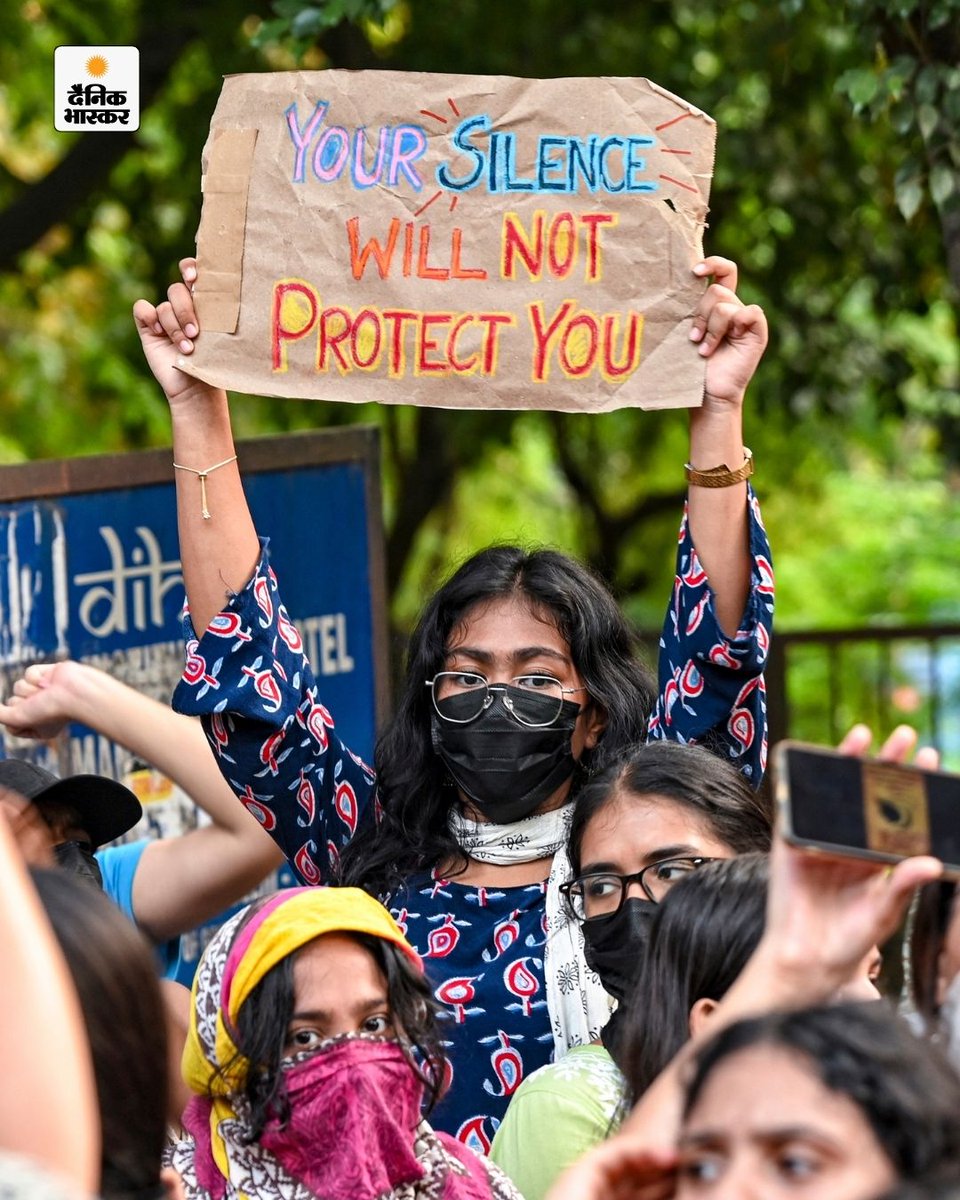 DainikBhaskar's tweet photo. महिला छात्रों ने मार्च में हिस्सा लिया। प्रतिभागियों ने पोस्टर और बैनर के साथ महिलाओं की सुरक्षा, आजादी और न्याय से जुड़े मुद्दों को लेकर अपने संदेश रखे। मार्च के दौरान छात्राओं ने नारे भी लगाए।
https://t.co/nL4xQ88ukF
#HumAzadHain #SolidarityMarch #DelhiUniversity #WomensSafety #WomensRights #StudentMarch #Delhi #WomenEmpowerment #Justice #IndiaNews
