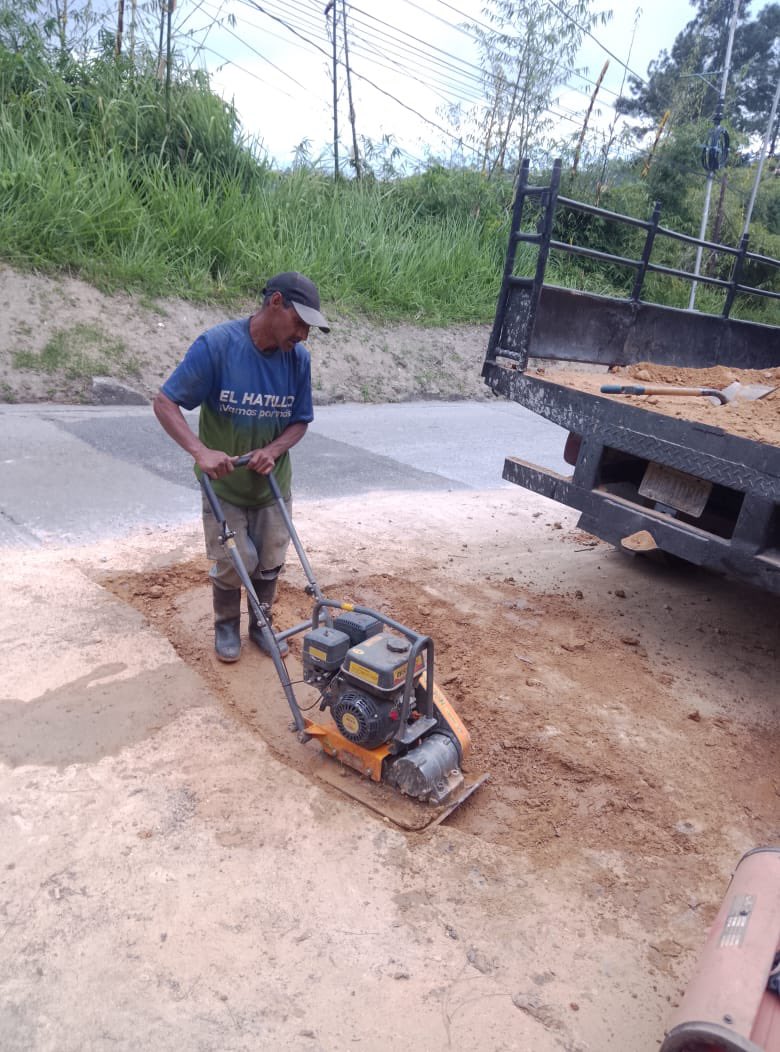 ServiciosEH's tweet photo. 📢 #ServiciosEHInforma #VíasElHatillo 🚙🛠️

Informamos que el personal del IAGA llevó a cabo labores de adecuación y recuperación vial en la zona.
 
📍 Av. Ppal de Oripoto. https://t.co/7PQaUW1od7