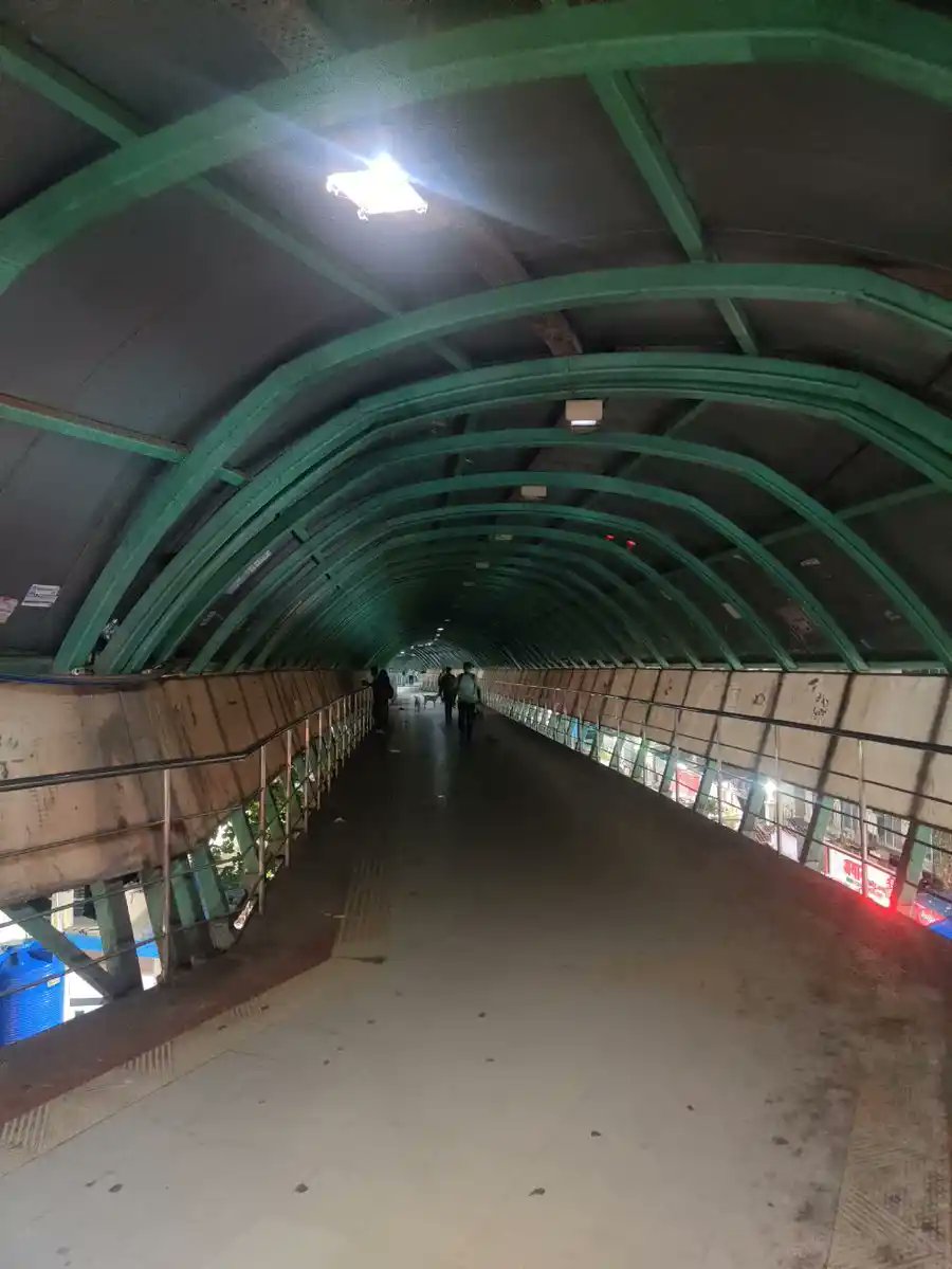 sujanshettyk's tweet photo. Mira road station foot over bridge (towards main road) lights not working. Whole passage is dark and feels so unsafe why walking at night. Kindly fix them.

@RailwaySeva @WesternRly @drmbct @My_MBMC 
@GemsOfMBMC @MiraBhayanderKr https://t.co/3nOzeINaHs
