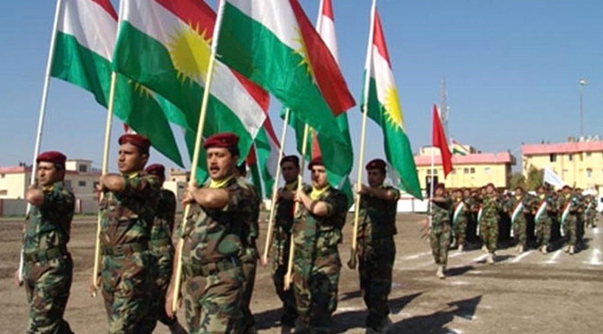 etnojenez's tweet photo. Irak'taki tüm ABD askerleri çekilmiş ve peşmerge güçlerinin merkezi orduya entegre edilmesi için baskı başlamış...

Bu karara direnirlerse Suriye'de bir haftada dümdüz edilen PYD/YPG güçleri kadar dayanırlar mı veya daha mı fazla direnirler bilinmez ama sonuç değişmez. 

Kürt milliyetçiliği geç bir milliyetçiliktir ve tarihi geriden takip ettiği için başarılı olma ihtimali yoktur. Bu tarihin akışının bir sonucudur, ayıp değildir, günah da değildir.

İki yüz yıldır emperyalizmin tüm desteğine rağmen başarıya ulaşmamış bir projenin bundan sonra da başarılı olması mümkün değildir. 

Sünnetullahın cari olmasının bazı şartları vardır ve bu şartlar cari olmadan girişilecekiher uğraş hüsranla sonuçlanır.

Kürtler için en sağlıklı yol, bulundukları ülkelere entegre olmalarıdır. Siyaset elbisesini terk ederek kendi dillerini ve kültürlerini yaşatmalarıdır.