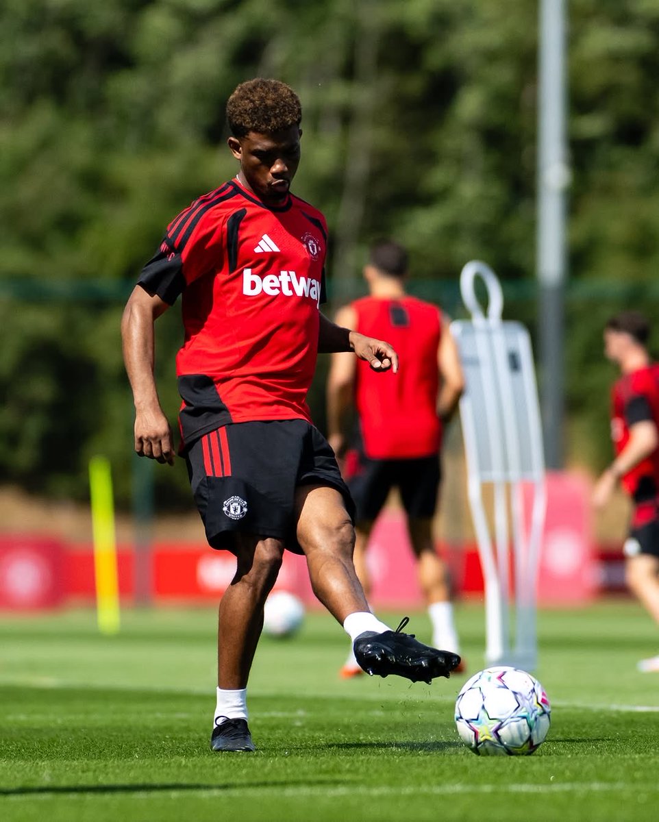 Maxnited's tweet photo. 🚨 𝐄𝐗𝐂𝐋: Amad has retutned to training with the #MUFC group today as he pushes for a return | @SullyTalkz https://t.co/jsolqXXI4J