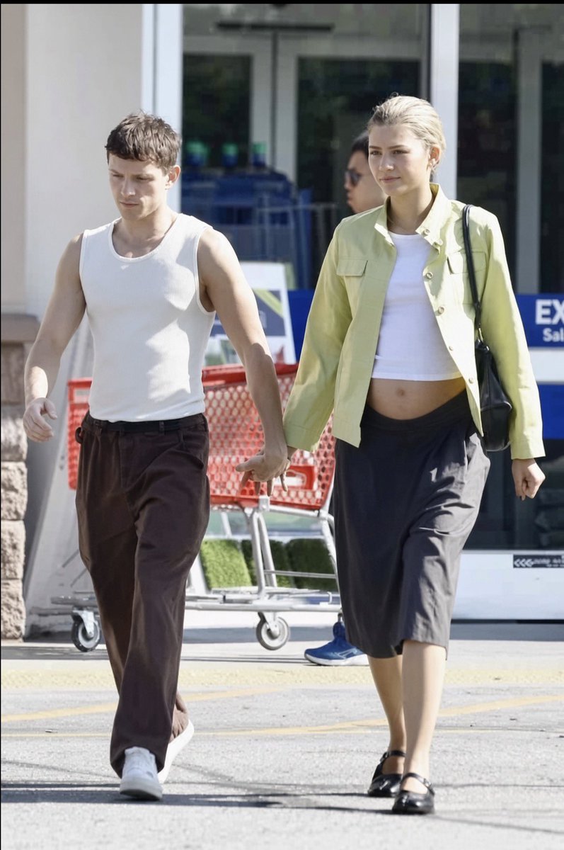 sa10nee's tweet photo. Zendaya was seen this morning with what appeared to be a baby bump while out with her husband, Tom Holland, in London. https://t.co/5Vfh8xQkpJ