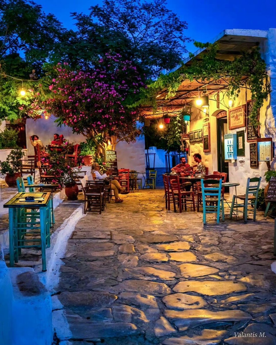 RebeckaEdossf's tweet photo. Ayer terminé mi ruta por los pueblos blancos de Andalucía: calles de piedra, atardeceres naranjas y un café con churros que me hizo olvidar todo el estrés diario. https://t.co/HnR5H2D4P0