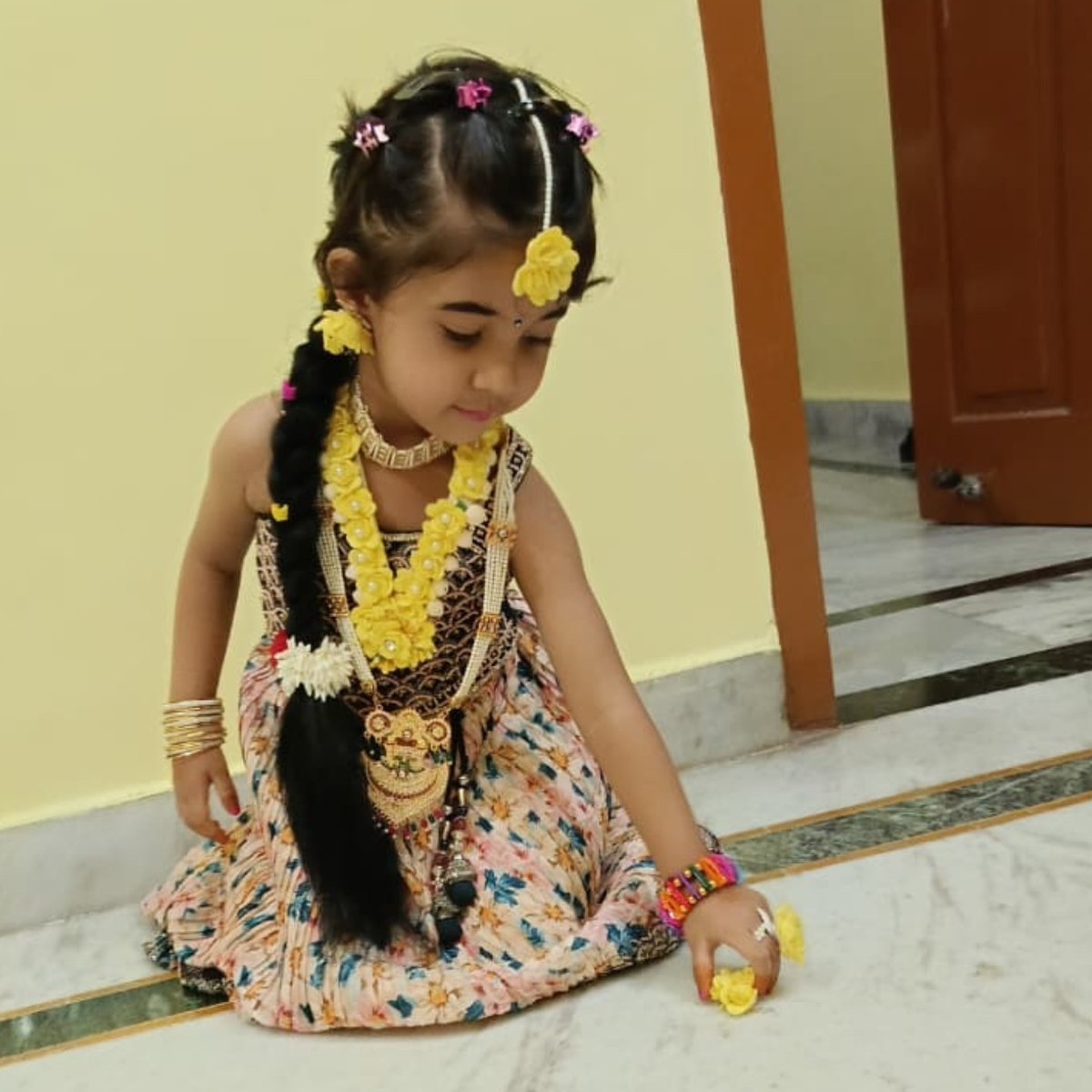 ChristianKsf7's tweet photo. Radha Rani looks beautiful. https://t.co/l1BEsbIT7b