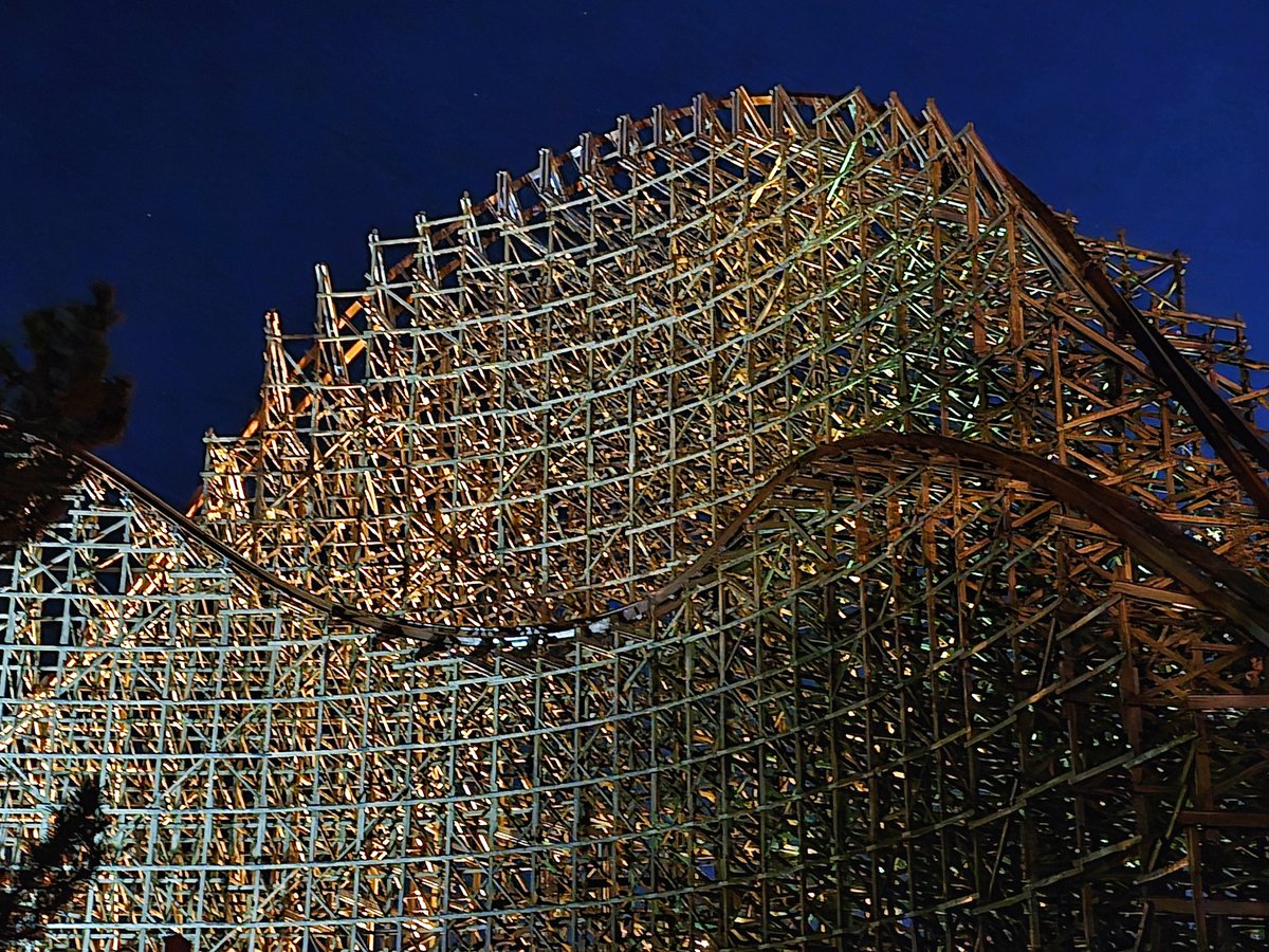 WWoman08's tweet photo. Steel Vengeance @cedarpoint 🤠🎢❤️📸 #rollercoaster #cedarpoint #Tuesday #thrillride #photographer #ohio #happiness @SixFlags https://t.co/avDnnn2rBI