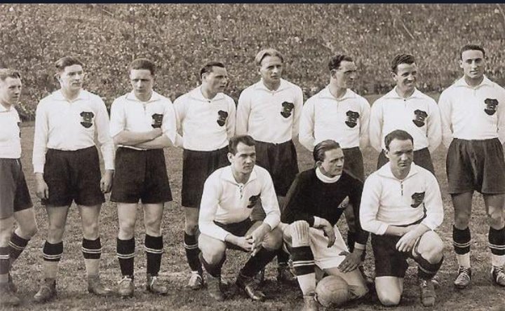 Teebets1's tweet photo. Austria’s Wunderteam (1930s)

Austria’s Wunderteam wasn’t just a team. In the early 1930s, they played football like no one else had seen before. Quick passes, smart movement, and pure skill. ⚽✨ 👇 https://t.co/XCfN0tWyOK