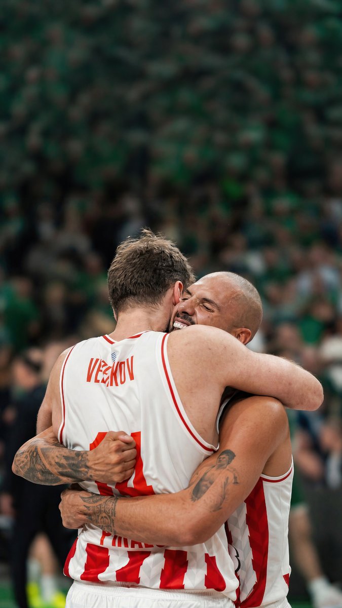 Karaflademon's tweet photo. Ring holders lead the way. 🏆
⁴ᵏ #Wallpaper | #OlympiacosBC | @EvanFourmizz  | #Vezenkov https://t.co/hwbamdyOX0