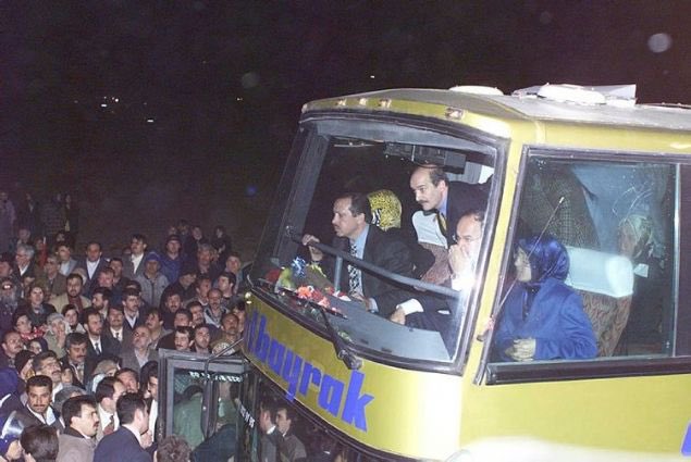 drkerem's tweet photo. Reis’i Pınarhisar cezaevine teslim ederken çok öfkeliydik, o konuşmaya başladığında da öfkemizi paylaşacağını düşünmüştük. Oysa sakin bir konuşma yaptı, millete ve devlete hizmette uzun bir yolumuz var küslük yok çalışacağız dedi. Nice zorluklarla yüzleşti ama hedefi hiç küçültmedi. Ona yüklenen eski yakın arkadaşları, yakınına yanaşıp kendi menfaatini önceleyenler Filistin anılınca Reisin yaşaran gözlerine baksınlar sonra da aynada kendilerine... Yük almayacaklar yük olmamalı. Mazlumların mahrumların gariplerin bu milletten umudu var ona duası var, vebaldir.