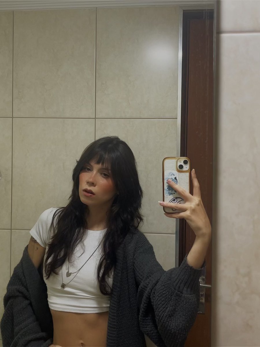 mierango's tweet photo. eu e 9 filmes pra me conhecer!!! 
aquela amiga basicuxa saudosista melancólica amante de terror bobo e comédias românticas https://t.co/5yLkEDLjHe