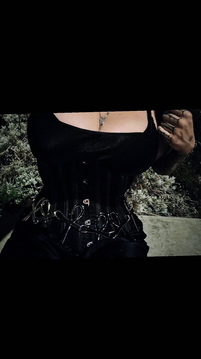 MorticiaAd45643's tweet photo. Bonsoir findom🖤⛓
#findom #findomfr #findomfrance #femdomfr #femdom #moneymiss #moneymissfr #humanatm #soumis #soumisfr #moneyslavefrance #moneyslavefr #moneyslaves #moneyslave https://t.co/5kbSs1HbwS