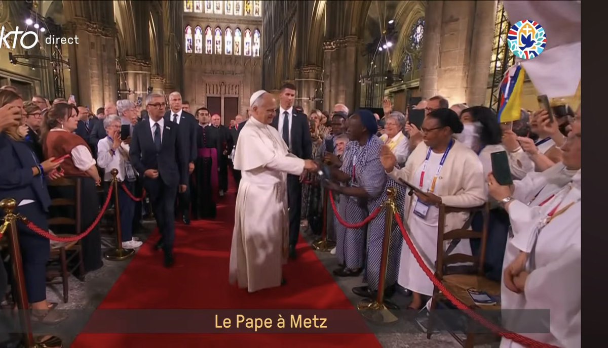 PrinceDesPoetes's tweet photo. Le Pape a littéralement ignoré une flopée d’hommes politique pour saluer le clergé, à tel point que c’est le maître de cérémonie qui a dû lui rappeler qu’il devait saluer Emmanuel Macron derrière. Il n’a juste pas eu de chance donc bon sous entendre que le pape serait raciste 🙄 https://t.co/htV6bO53Zv