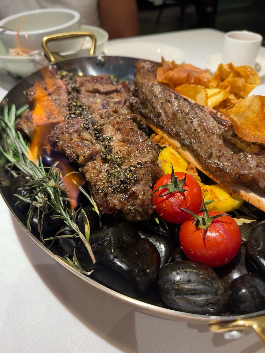 Toshupcf's tweet photo. Probé el nuevo churrasco en esa parrilla de la zona, jugoso, con salsa chimichurri casera y un pan criollito tostado que te conquista el paladar! 10/10 recomendado para amantes de la comida sabrosa. https://t.co/L9LkwxT5Nh