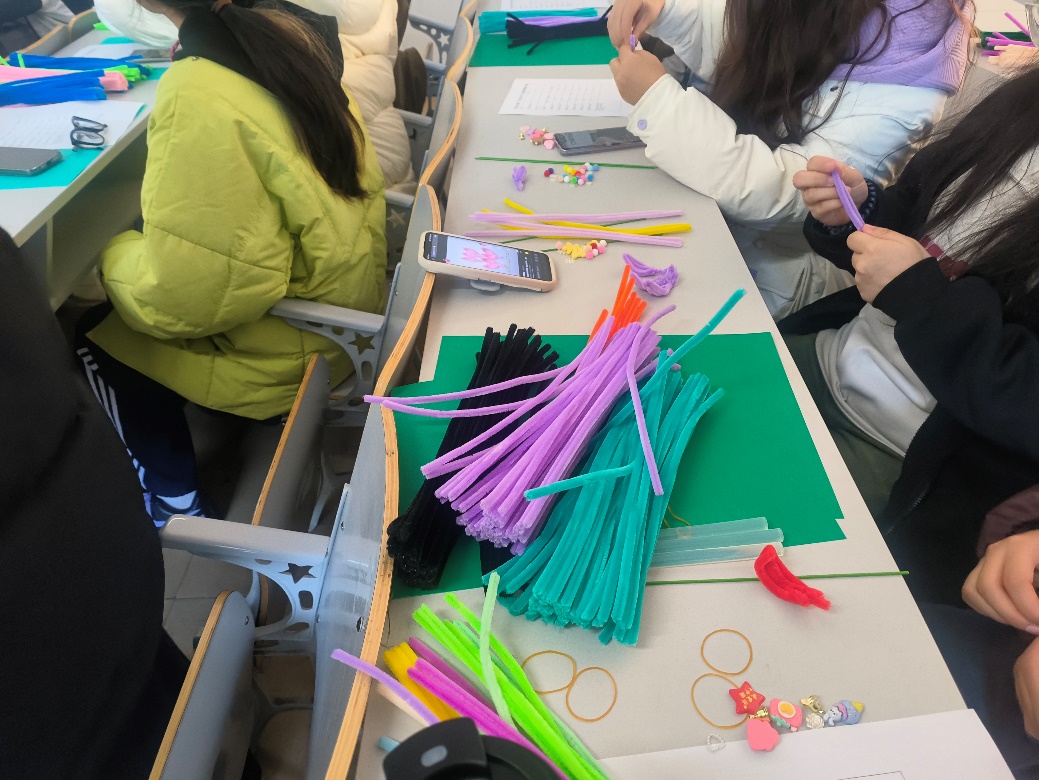 ValeriHold2jg's tweet photo. Taller de Manualidades Creativas para Amigos! Maana sábado 10h en el salón de la facultad. Trae tus ideas y materiales, nos divertimos creando juntos! https://t.co/IEQudWLeAW