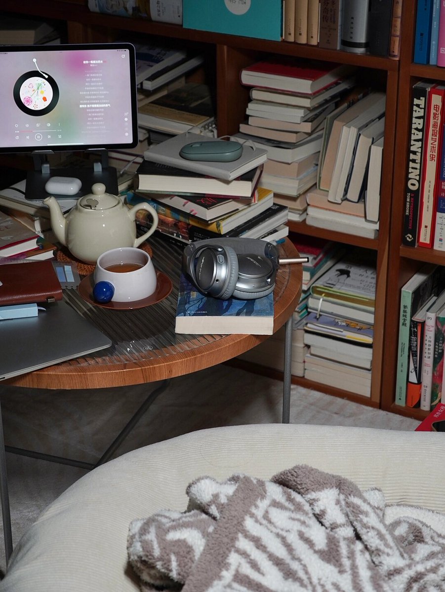 Marguritervmw's tweet photo. [En este pequeo rato libre, me acurruco con un café caliente y mi libro favorito — la vida simple es la más hermosa ]， https://t.co/m25VFPePTW