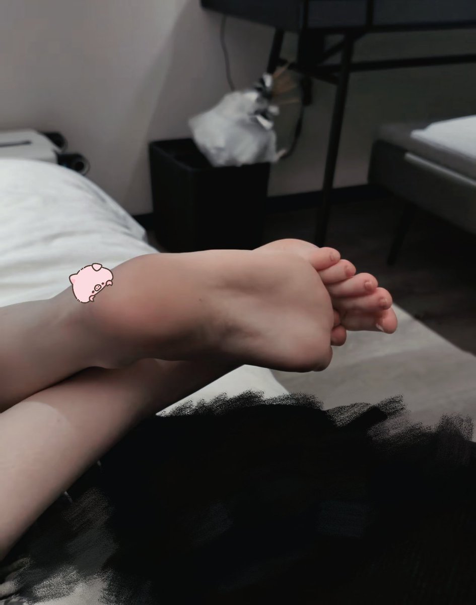 MiniWorldKaKa33's tweet photo. 谁想看的脚底 #玉足 #足控 #恋足 #女高 #足交 https://t.co/NcYvzReQNW