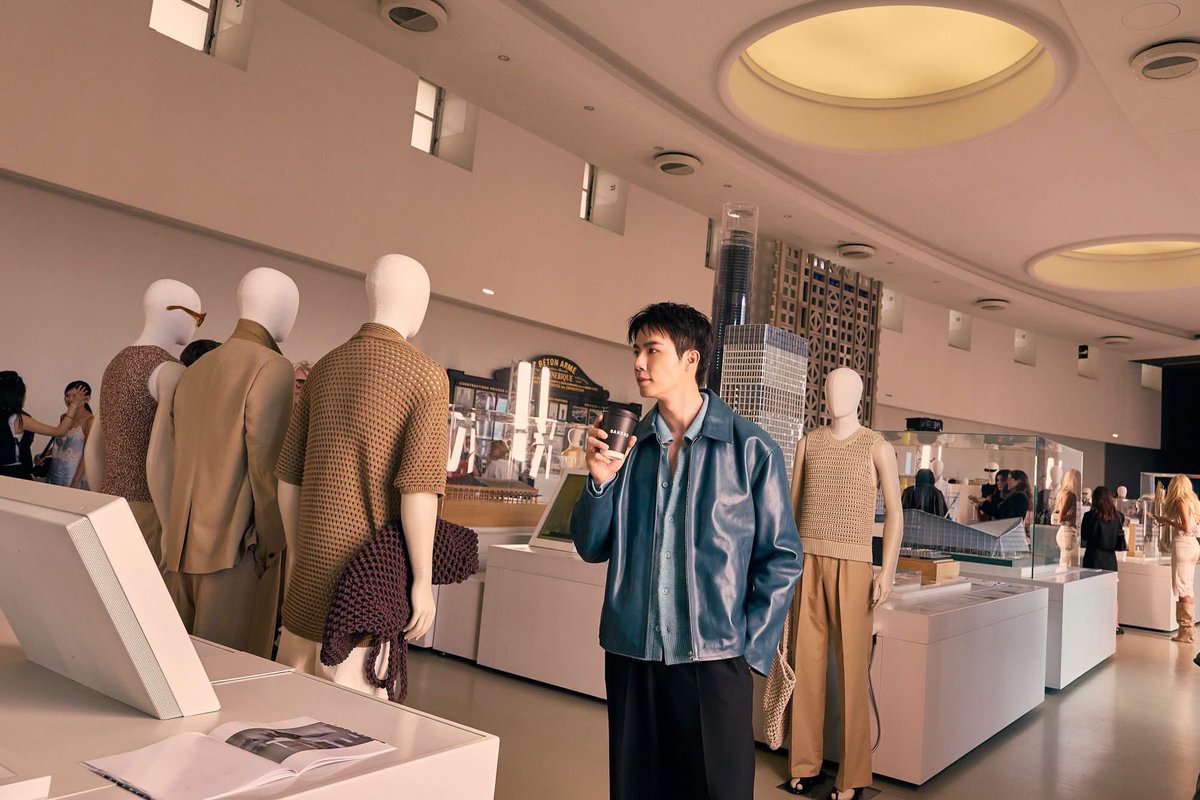 thaifashiond's tweet photo. #UPDATE:  พาส่องลุคของ ‘ซี-พฤกษ์’ @zee_pruk ขณะเข้าร่วมชมพรีเซนเทชั่นแบรนด์ SANDRO ณ Paris Fashion Week

#SANDROxZEEPRUK
#Sandro #SandroParis
#ZeePruk https://t.co/6ZdEeKDiCc